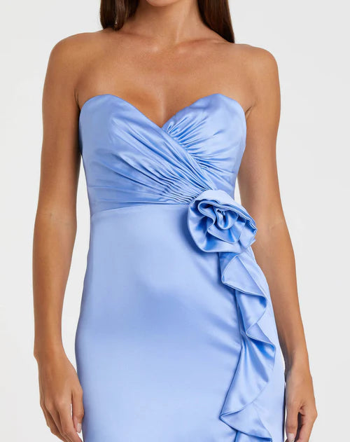 Robe bustier en satin bleu clair Weitese, avec volants floraux et fente haute, pour une robe de bal élégante et opulente.